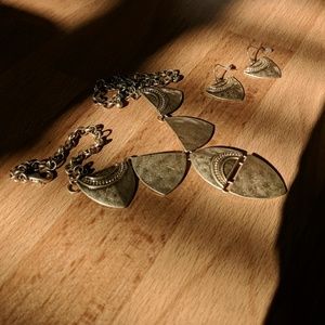 Cute Gold Necklace with matching Earings